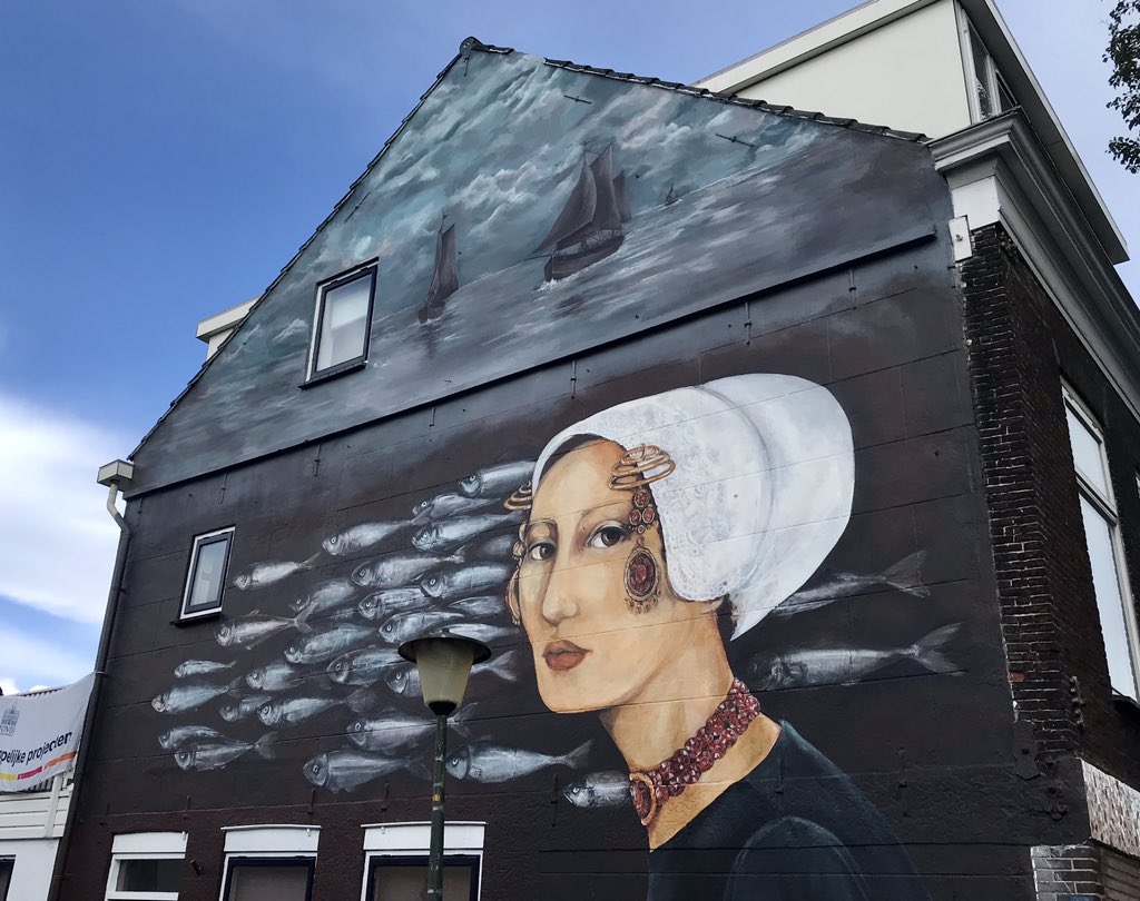 JohnMassaar's tweet image. Ieder jaar stelt @FondsSV vijf burgerinitiatieven in staat om hun idee te realiseren. Een mooi voorbeeld is deze prachtige muurschildering in de Bleekstraat @VolgVlaardingen die vanmorgen werd onthuld door @BartLeede