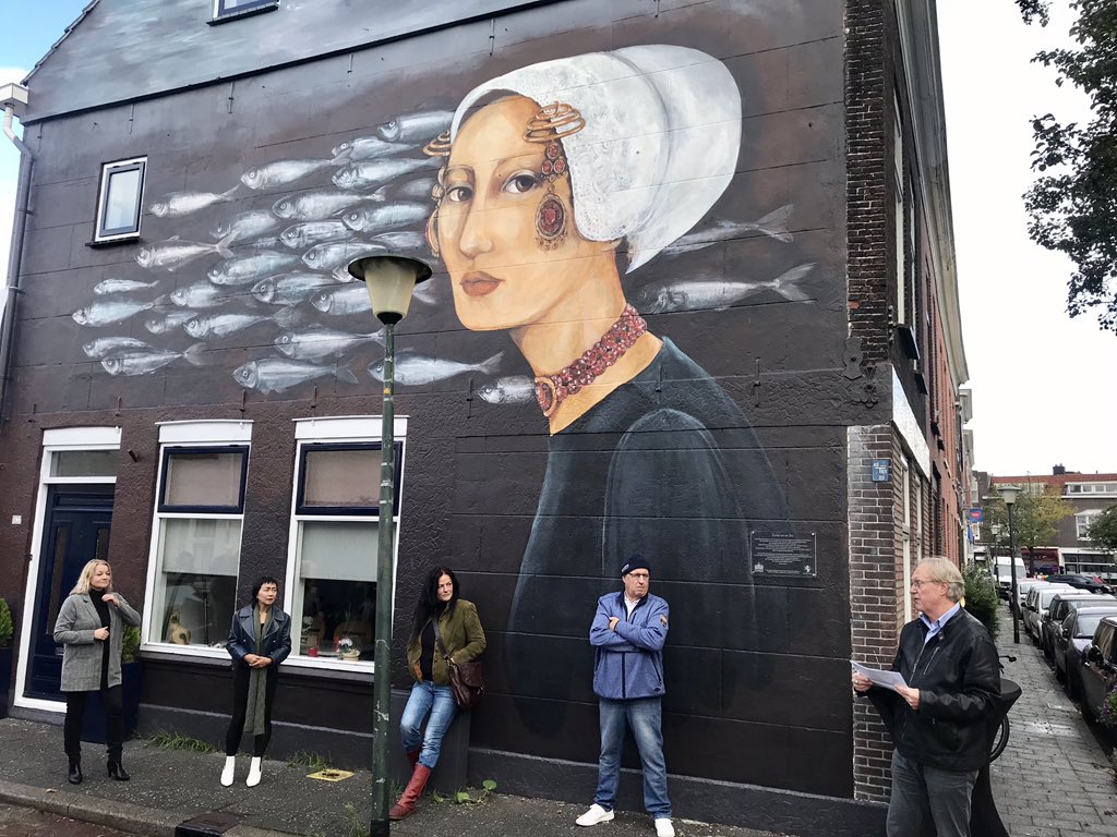 JohnMassaar's tweet image. Ieder jaar stelt @FondsSV vijf burgerinitiatieven in staat om hun idee te realiseren. Een mooi voorbeeld is deze prachtige muurschildering in de Bleekstraat @VolgVlaardingen die vanmorgen werd onthuld door @BartLeede