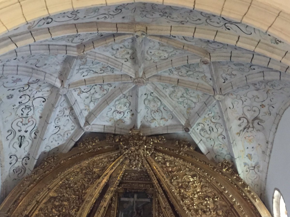 LNodriza's tweet photo. La Iglesia de San Lorenzo en Llerana antes tenía un pequeño museo de los indianos (de hecho así lo indica la señalización) 

Ahora (y solo en misa) es posible ver la iglesia y la pequeña capilla con una virgen de Guadalupe virreinal https://t.co/VutMiye7I9