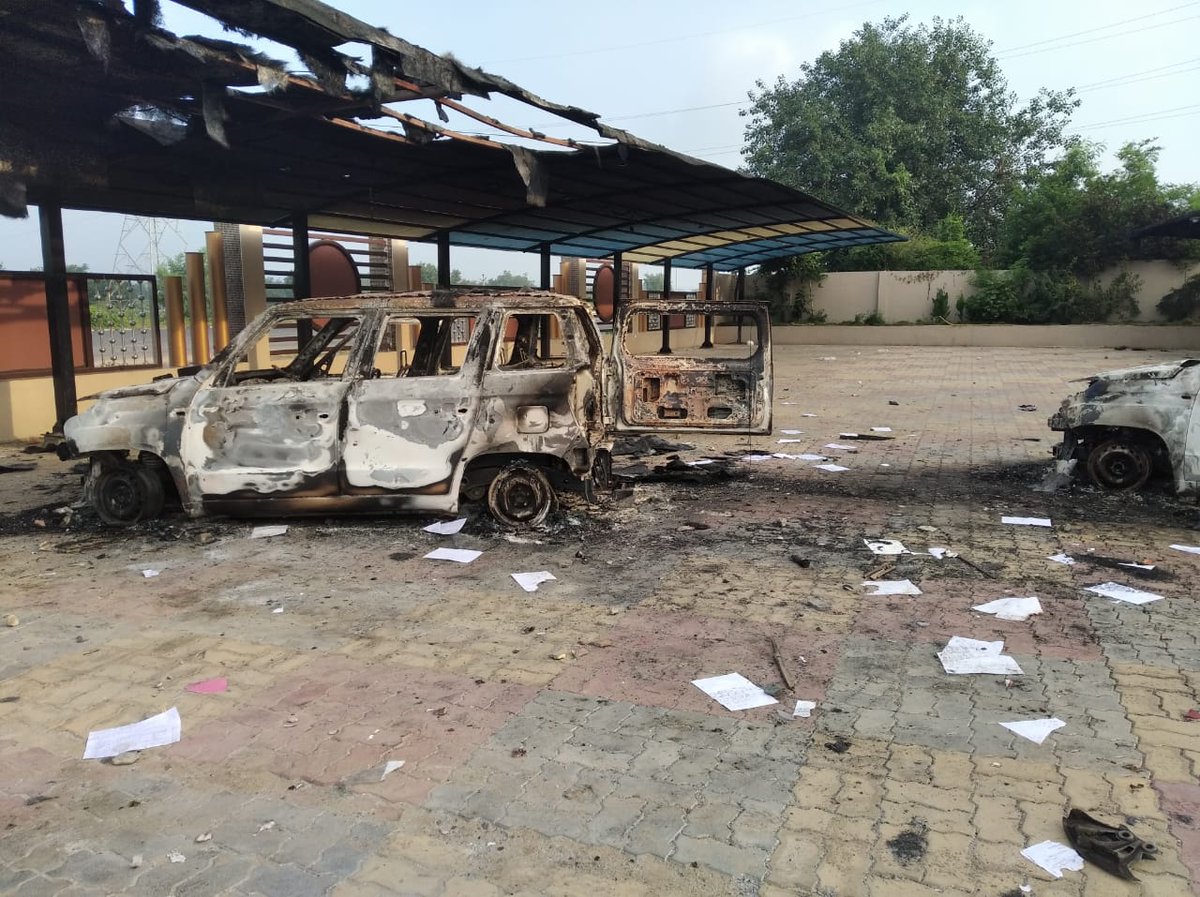 hemendra16's tweet photo. @aajtak @abpnewshindi @Republic_Bharat 

हालात डराने वाले:उदयपुर-अहमदाबाद हाईवे पर उपद्रवियों का तांडव, सरकार खामोश पुलिस बैकफुट पर; कहीं यह बड़े आंदोलन की आहट तो नहीं? कही ये, कांग्रेस सरकार को सपोर्ट करने का इनाम तो नहीं है ? https://t.co/PtflZOf0Jx