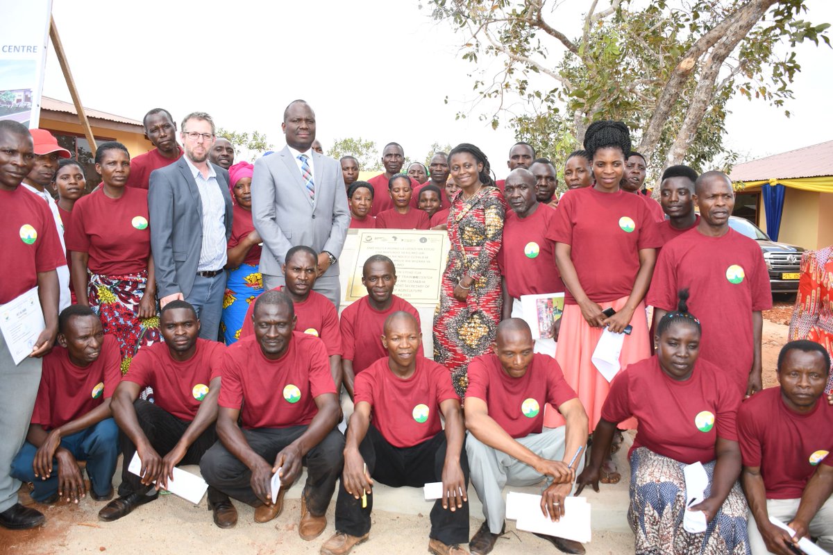 " Kilimo ni uti wa mgongo wa uchumi.Tunafundisha kilimo na ufugaji wenye kutoa tija ili kiwe endelevu na kuunga mkono jitihada za Rais John Pombe Magufuli kuwakomboa wakulima toka umasikini na kukuza uchumi wa kaya ".

Janet Maro@ Mkurugenzi Sustainable Agriculture Tanzania