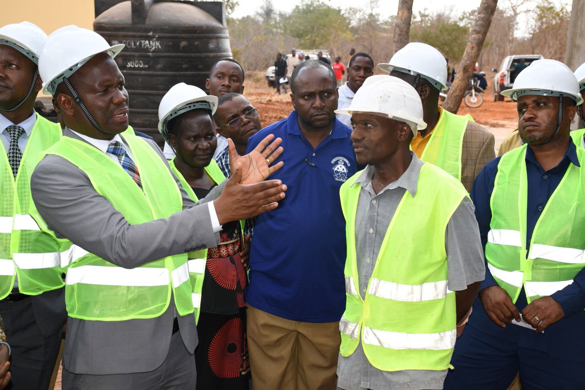 Serikali inawapongeza shirika la Sustainable Agriculture Tanzania  kupitia mradi wake wa kufundisha mahusiano mazuri kati ya wakulima na wafugaji hali iliyowezesha amani kuwepo wilaya ya Mvomelo.

Bw.Gerald Kusaya@ Katibu Mkuu Kilimo🇹🇿