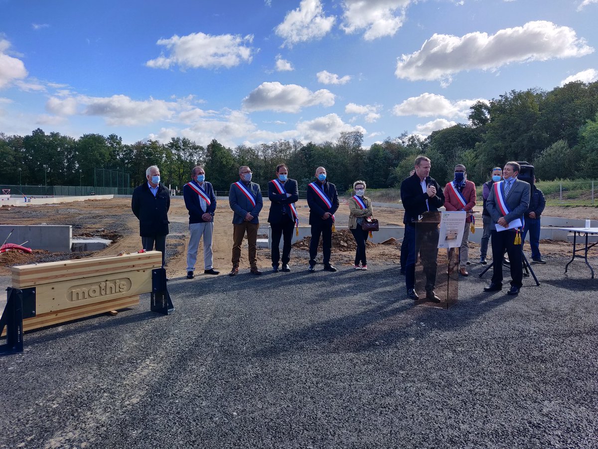 #MoignysurEcole #Essonne le vice-président de <a href="/iledefrance/">Région Île-de-France</a> <a href="/JPDugoinClement/">J-P Dugoin-Clément</a> prend la parole lors de la cérémonie de pose de la première poutre du futur gymnase, un projet qui s'inscrit dans le cadre d'un contrat d'aménagement régional entre la <a href="/CC2V91/">CC2V91</a> et la région.