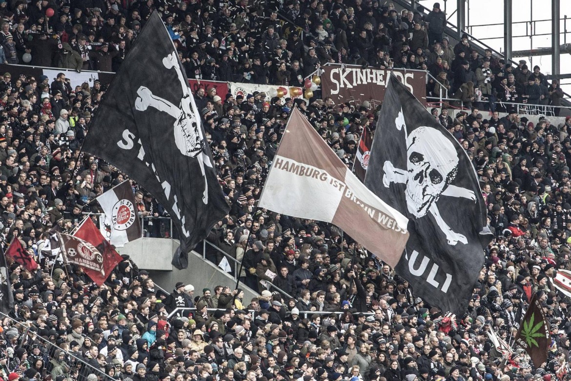 Venerdì 2 Ottobre dedicheremo una serata al #SanktPauli, Associazione sportiva di Amburgo nata nel 1910 che porta avanti gli ideali del cosiddetto sport popolare nell’ambito calcistico mainstream e,da sempre,legato a valori come antifascismo,antirazzismo e antisessismo.
#stpauli