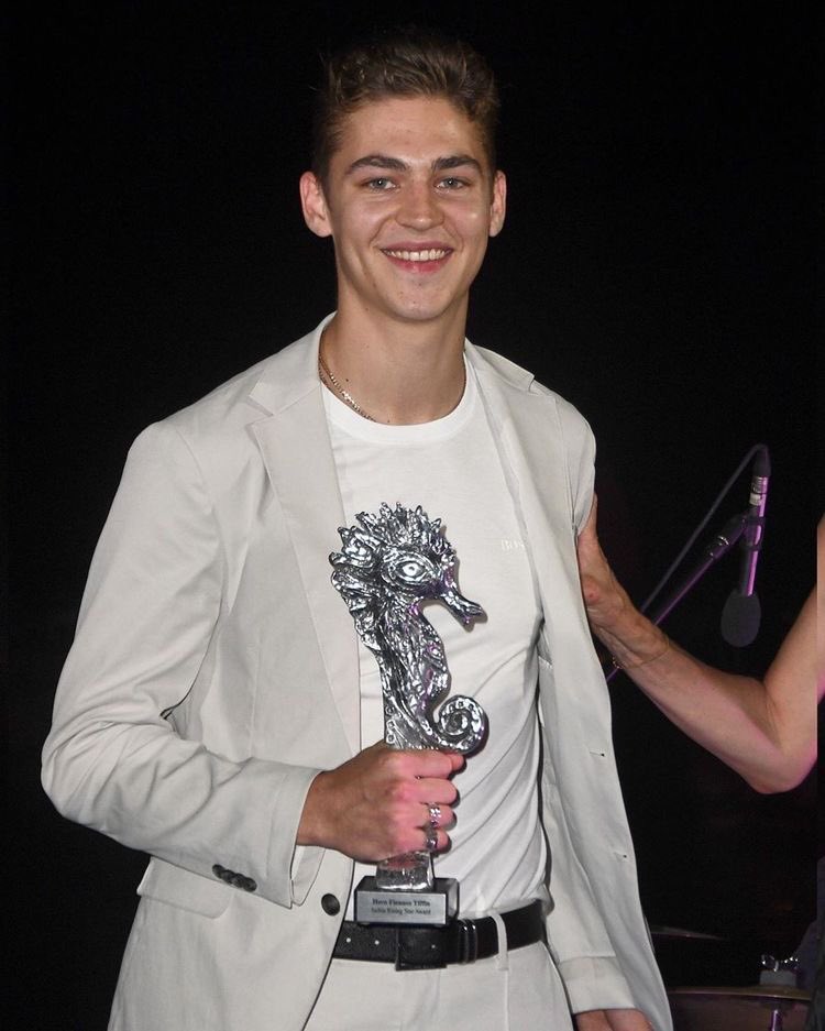 Hero Fiennes Tiffin smiling showing his dimples(A really necessary thread) 