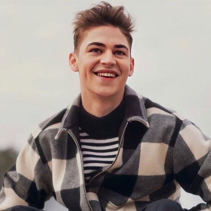 Hero Fiennes Tiffin smiling showing his dimples(A really necessary thread) 