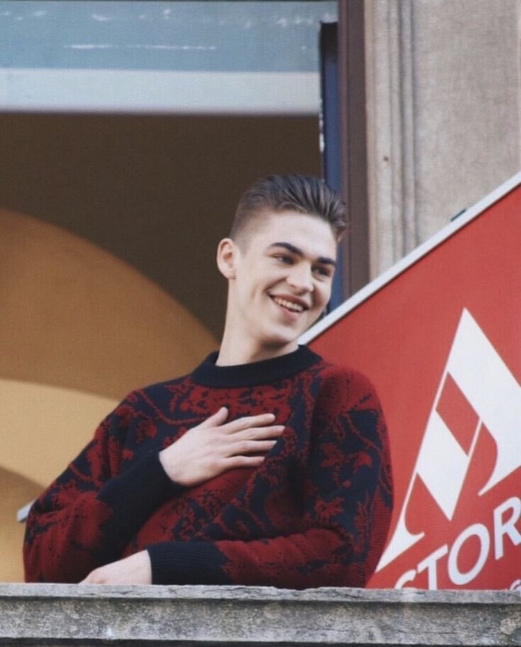 Hero Fiennes Tiffin smiling showing his dimples(A really necessary thread) 