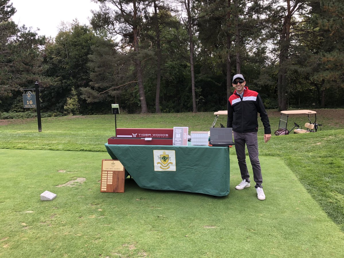 ⁦<a href="/marcrousegolf/">Marc Rouse</a>⁩ with long drive ⁦@TrackManGolf⁩ event showing off ⁦<a href="/TaylorMadeGolf/">TaylorMade Golf</a>⁩ special TW wedge set.