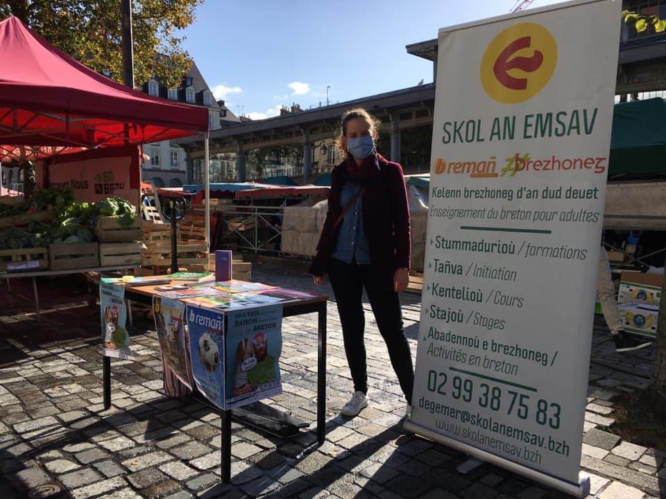 👋 Skol an Emsav war marc’had al Lisoù ! Deuit da welet ac’hanomp !
—
👋 Skol an Emsav sur le marché des Lices ! 
Venez nous voir !