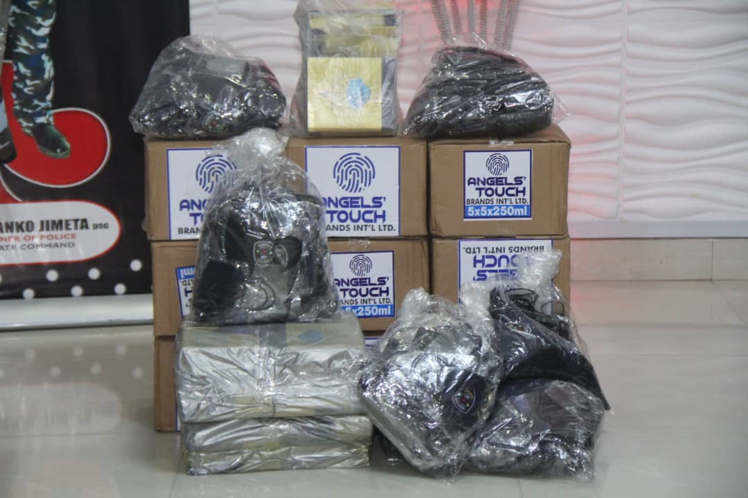 Pidi_NG's tweet photo. PHOTONEWS
In order to curtail the spread of COVID-19 in Bauchi State, @Pidi_NG in collaboration with @cleenfoundation with the support of British High Commission donates  220 quality hand sanitize, 704 facemask and 530 manual guidelines for the training of police to NPF BAUCHI https://t.co/SMPuLpKvfS