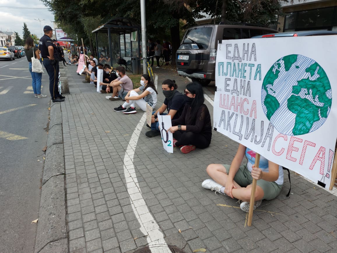 На ниту еден од протестите низ Европа не видовме толку големо полициско присуство според број на демонстранти. Не исшуткаа да протестираме на автобуска станица, но ние не чекаме автобус. Чекаме вистински климатски политики, за избегнување на претстоечката катастрофа!

#FFFSkopje