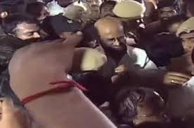 cancelling his shooting n flying down frm Darjeeling.Only after his visit, other actors came to visit him, as though all of them only realized of the news.Rajini was the one who went to Gopalapuram, stuck in crowd & been shooed back by Stupid Stalin..