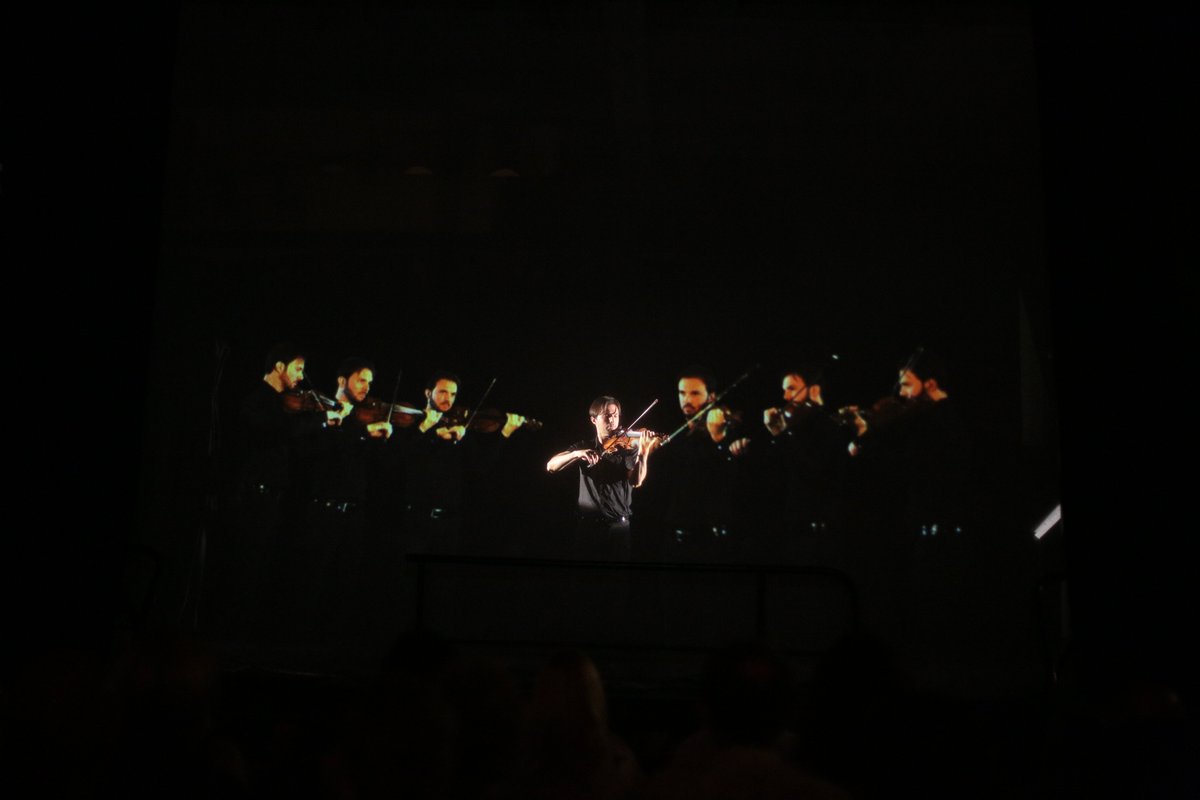 EnsembleFlashb1's tweet photo. Ce soir à 20h30, le violoniste @Diegotosi9 sera sur scène pour jouer le spectacle "DOUBLE JEU" au @FacylFestival de Salamanca en Espagne, 
Avec @AlexanderVert #JoséMiguelFernandez
#ThomasPenanguer et #AdrienRoa 
#EnsembleFlashback #contemporarymusic #newmusic #visualart #gekipe https://t.co/TTfNjlRVr2