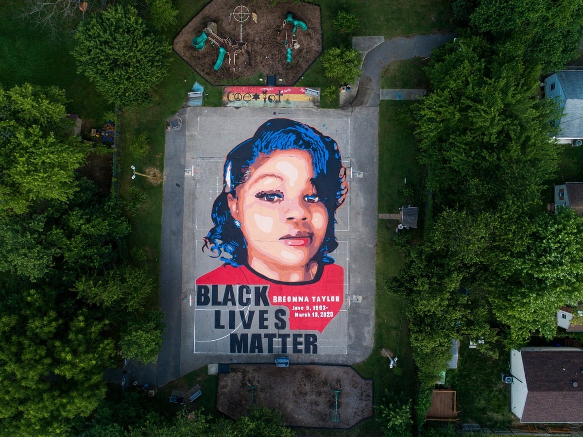 The policing tactics that killed  #BreonnaTaylor -- such as no-knock warrants -- are due to a decades-long intertwining of US police departments with the US military.[THREAD]