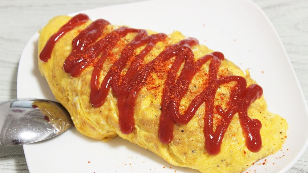 【 #晩ごはん 】

・オムライス
・青汁

オムライスの中身は、玉ねぎと鶏むね肉入りのオーソドックスなケチャップライスです！
急にオムライス！って感じのが食べたくなってｗ

卵はバターで焼いてます( ´ ▽ ` *)
一味がかかってるのは私の好みの問題ですｗｗ

#飯テロ　#料理好きな人と繋がりたい