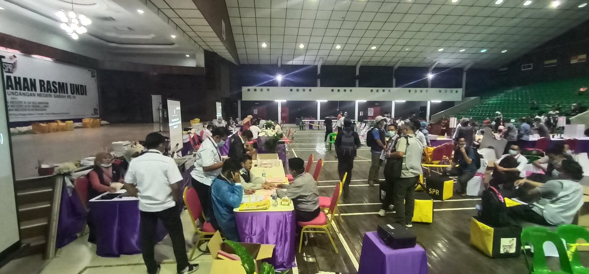 RidzalAbdullah@AwaniSabahan (@abdullahridzal) on Twitter photo Suasana terkini Pusat Penjumlahan Rasmi Undi di Dewan Masyarakat Semporna ,kelihatan para petugas SPR masih giat membuat kiraan undi ,suasana tenang dan terkawal
<a href="/501Awani/">Astro AWANI</a>
#SabahMemilih
#HapusCOVID19 Suasana terkini Pusat Penjumlahan Rasmi Undi di Dewan Masyarakat Semporna ,kelihatan para petugas SPR masih giat membuat kiraan undi ,suasana tenang dan terkawal
<a href="/501Awani/">Astro AWANI</a>
#SabahMemilih
#HapusCOVID19