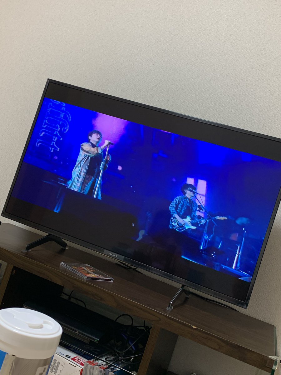 pg_nya12's tweet photo. 新しいテレビがやっと届いたから早速大画面で拝んでる🙏

(ちなみに20時から🔑🗣の配信ライブ) https://t.co/2U3Him8EZj