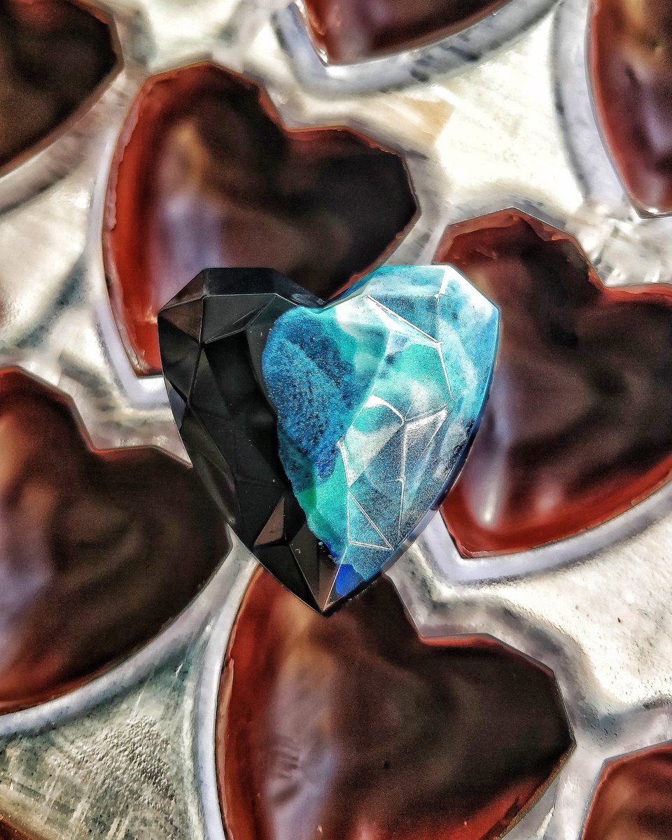 realmofcream's tweet photo. Our 🥉 #awardwinning 'Teardrop of Miss Sweet' in the making. 💎💙🖤🌊 This #seasaltedcaramel &amp; #singleorigin #darkchocolate #bonbon is made using #plantbased ingredients only. ☺️
#London #londonfood #chocolateinlondon #southeastlondon #leelondon https://t.co/L8rjXAs1cw