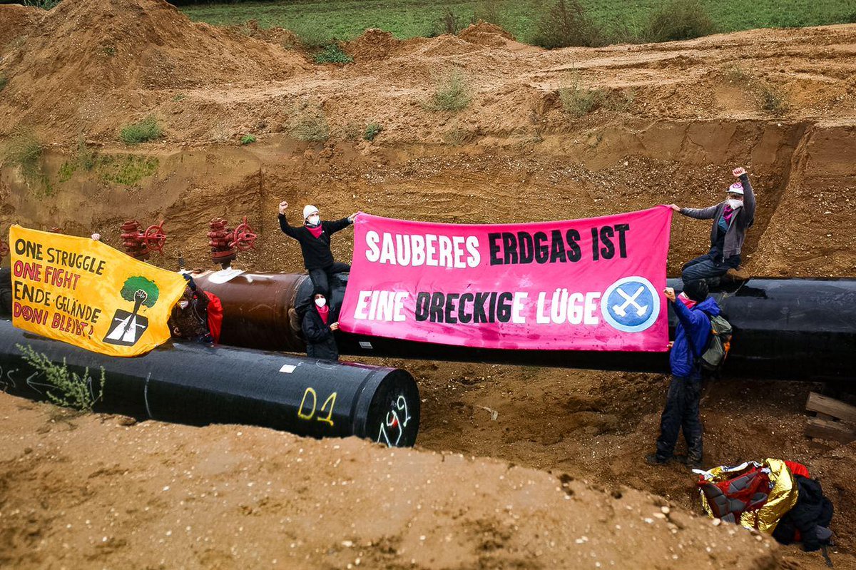 +++ BREAKING: Chilli/Magenta haben sich nicht aufhalten lassen. Sie haben ihr Aktionsziel erreicht und blockieren die Baustelle eines der größten europäischen Erdgasprojekte: Die Zeelink Pipeline +++

Clean Gas is a dirty Lie!
#EndeGelaende #KeinGradWeiter