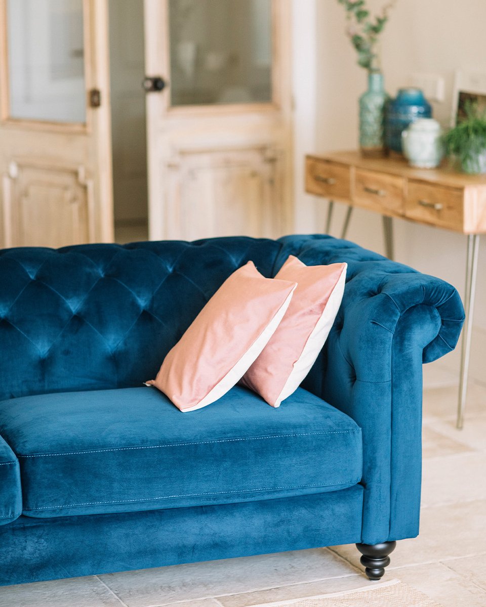 CASA VIVA I SALÓN

La elegancia se viste de azul y rosa para aportar a tu salón el toque más elegante y alegre. Una combinación de colores perfecta para el otoño. 

#Decoracion #SweetHome #CasaViva  #MasVidaParaTuCasa