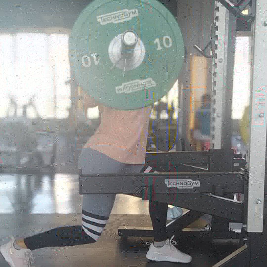 yo10sevilla's tweet photo. La #zancada con barra 🏋♀️ fortalece tus piernas y glúteos y además te ayuda a mejorar el #equilibrio y la coordinación corporal ✅
#yo10 #yo10sevilla #fit #fitness #fitwoman #power #gym #gymwoman #training #ejercicio #entreno #entrenamiento
#salud #saludable #enforma https://t.co/dCI0dXL1uK