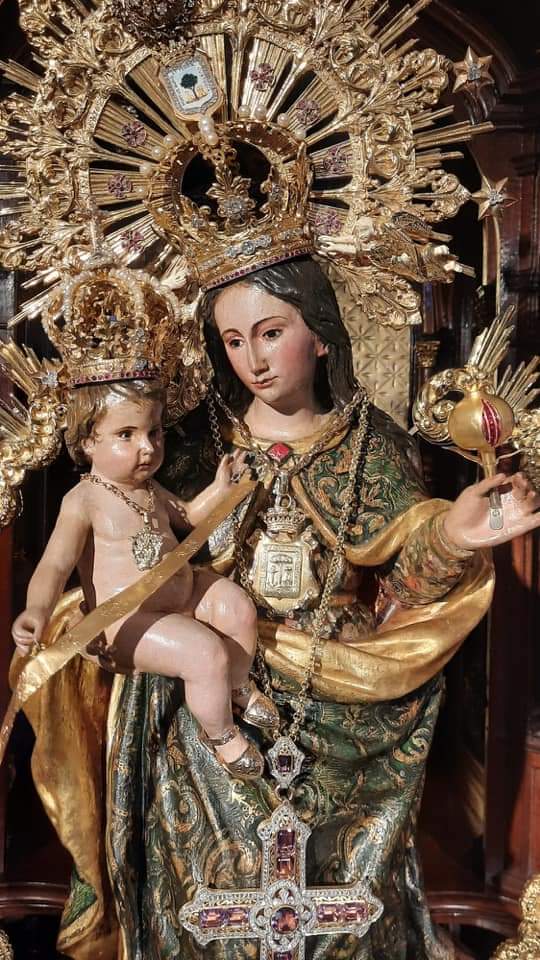 Huelva| Así se encuentra Nuestra Señora de la Cinta para la Misa de aniversario de su Coronación Canónica. 
📷 <a href="/jubileocinta/">Ntra Sra de la Cinta</a> 
#CofradiasAND