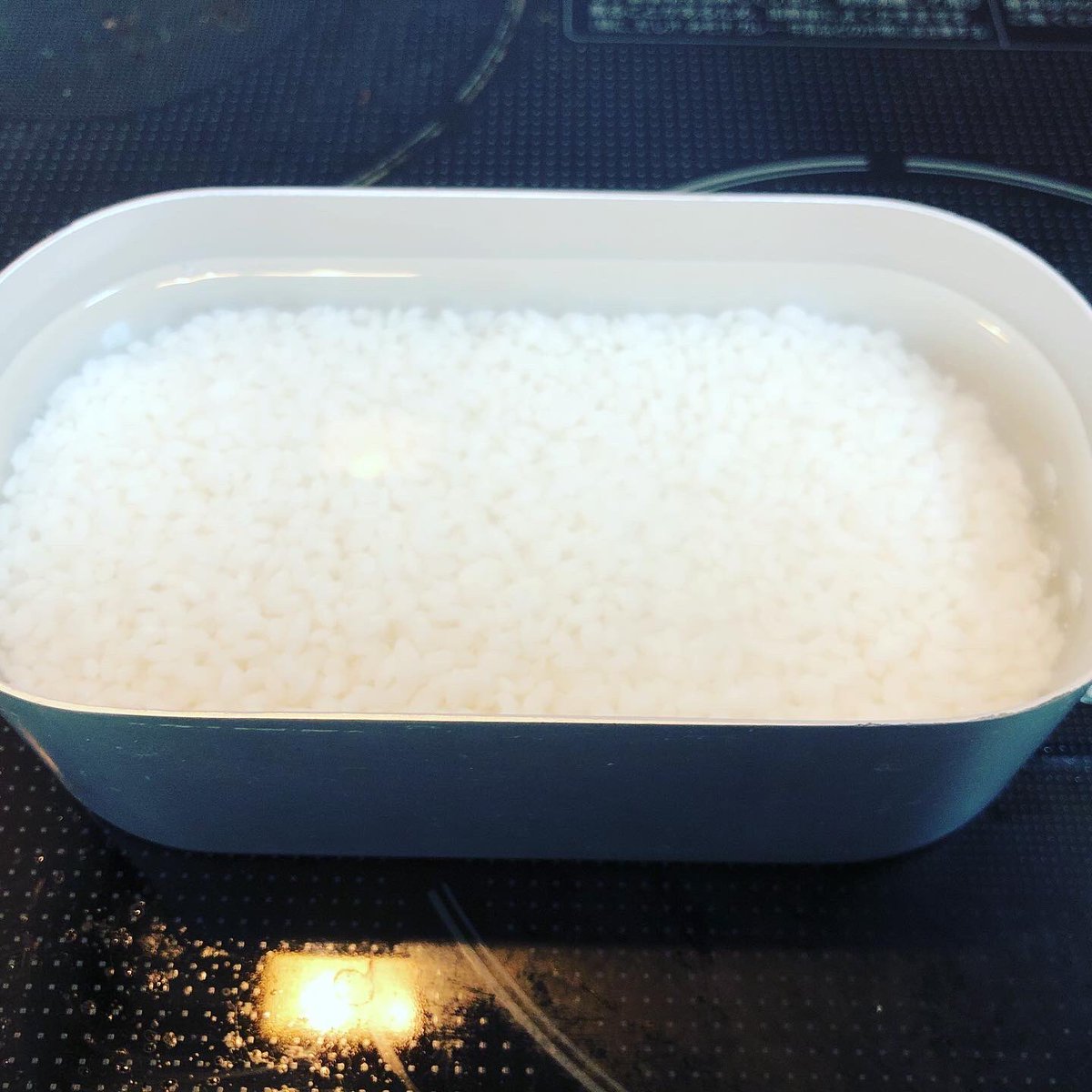 Masato Fujisawa キャンプ用品で話題になったdaisoメスティン なかなか炊飯を試す機会がなかったのですが 本日キッチンで試してみたところ 大成功 美味しく炊けました 次はおかずも Daiso メスティン ポケットストーブ 固形燃料で炊飯 デイ