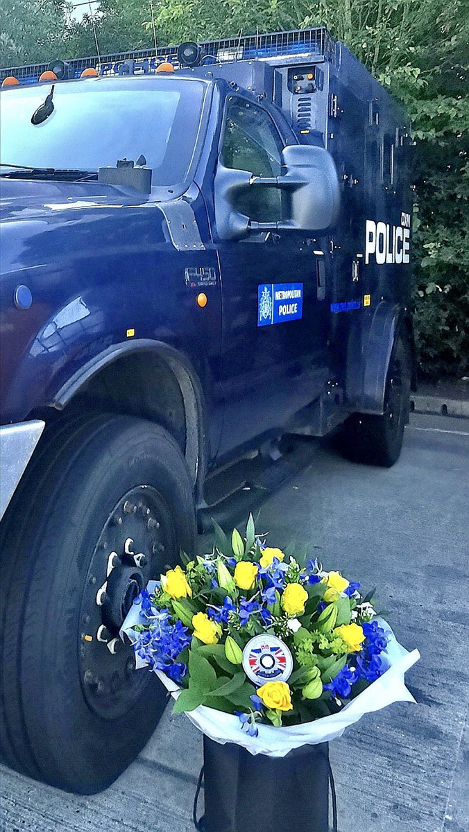 A huge thank you to all the officers and staff at Aviation Policing who have contributed to the collection for #SgtMattRatana

These beautiful flowers were kindly donated by @FlowervisionLon , they will be delivered to <a href="/MPSCroydon/">South Area - Croydon MPS</a> this afternoon on behalf of all <a href="/MPSHeathrow/">Aviation Policing | Heathrow</a>.