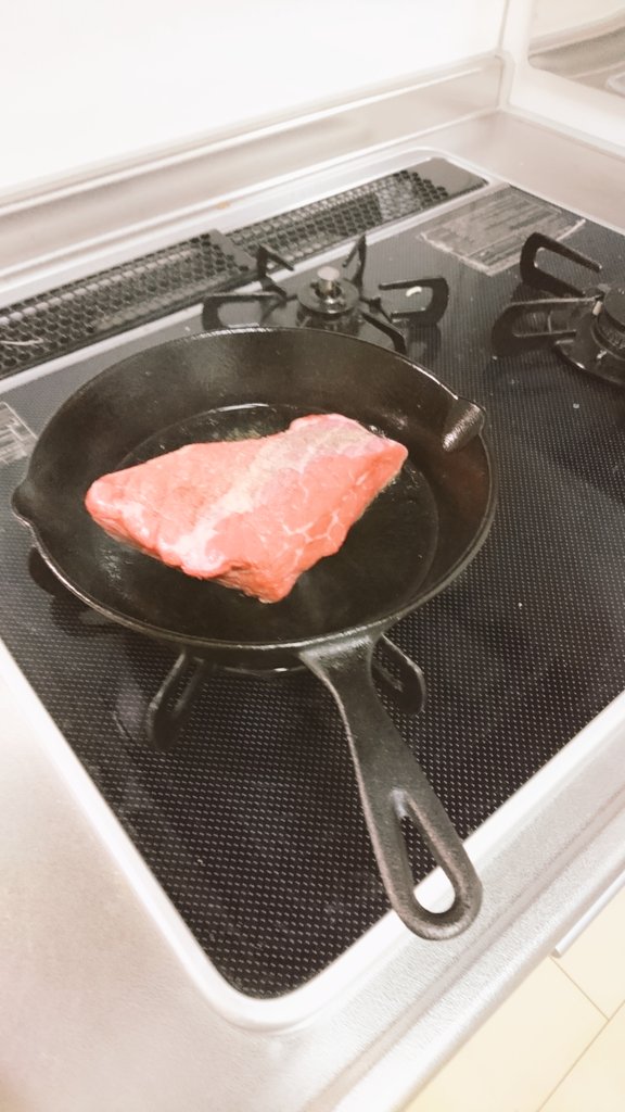 TTETKT's tweet photo. 肉を喰らう

意外と火が通ってなかったので切り口は見せられません( ´△｀)

#肉塊 #オピネル https://t.co/kCvDrfyVhM