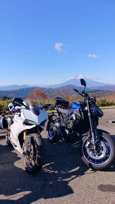 【終末ツーリングこぼれ話】そしてこれが、大観山から見た富士山です!?(1話、戦車の上でお昼ごはんを食べながら眺める風景)…バイクをメインに撮りすぎて景色がよく見えない写真しかなかった。ライダーやりがち? 