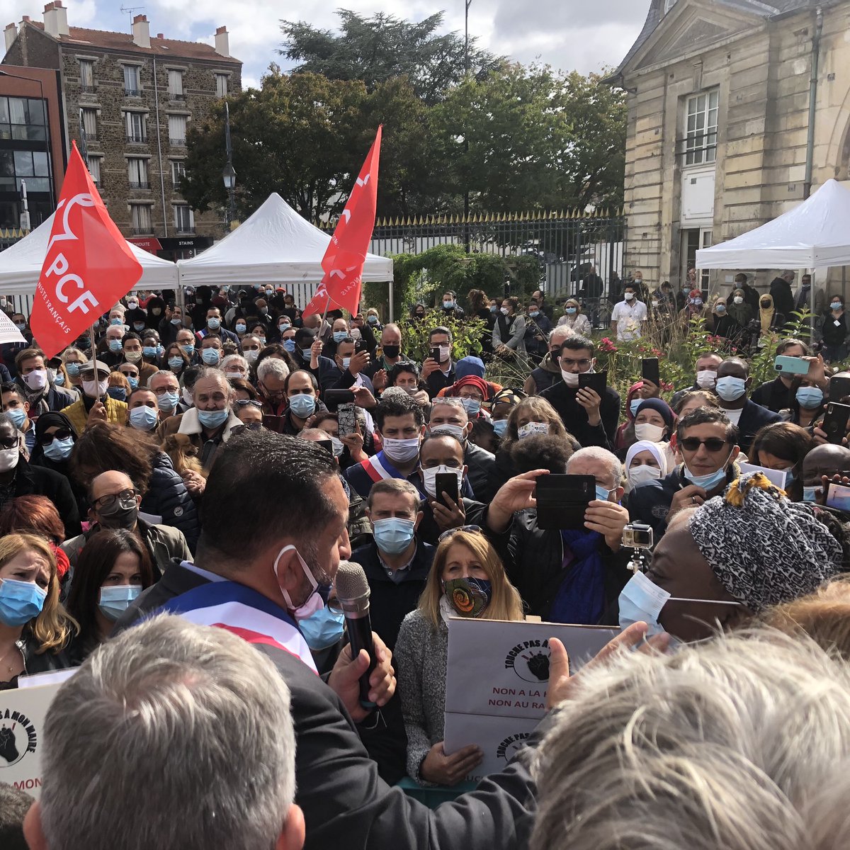 Présent à #Stains avec <a href="/StephanTroussel/">Stéphane Troussel</a>, <a href="/CorinneNara/">Corinne Narassiguin</a> <a href="/RachidTemal/">Rachid Temal</a> &amp; de nombreux militants socialistes pour soutenir <a href="/AzzedineTAIBI/">Azzédine TAÏBI - Maire de @VilledeStains</a>  et tous les élus victimes d’insultes et de menaces racistes.