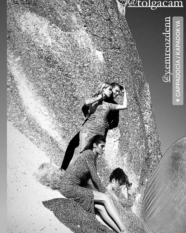 Ünlü modacı <a href="/tolgacam/">Tolga Çam</a>'ın yeni kataloğu için Kapadokya'da süren çekimlerden kareler📸🌅 
Emre boş durmuyordu🌟

#yunusemreozden | #survivor2020