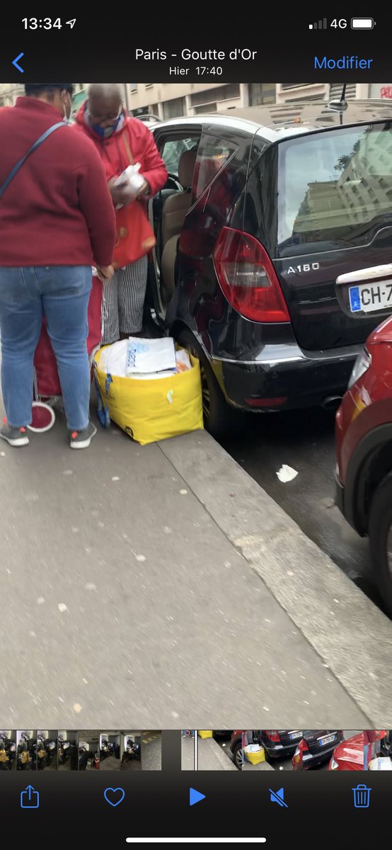 fabchateaurouge's tweet photo. Ce véhicule Mercedes noir A180  régulièrement garé rue poule/poissonniers /Diudeauville approvisionne les vendeurs à la sauvette en produit blanchissant cachés sous le siège arrière @prefpolice https://t.co/SowFn0mLDN