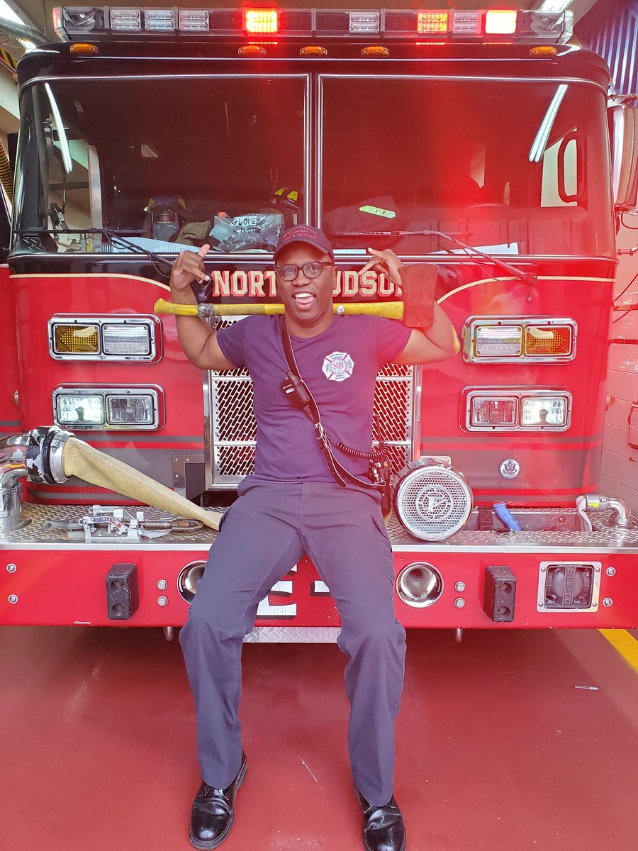 HoodieGenji's tweet photo. #EssentialWorkers #EssentialSaturdays 😂🤙🏾😜 🚒 https://t.co/YmU9HxJx9r