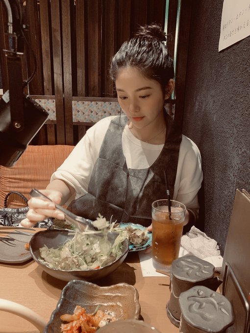 お肉食べる前に、サラダを先に食べたい派🐷 https://t.co/cvLjEeu3Ra