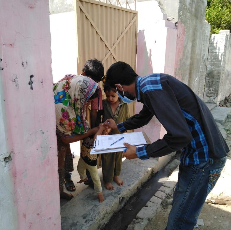 RwpVForce's tweet photo. Polio Campaign 👣 at UC Noor Dolal &amp; UC Kuri Dolal

Rawalpindi V-Force Rep Fahad Saeed Janjua UC 48 with the Polio Team are carrying out door-to-door immunization of children up to 5 years of age in an efficient manner 👩‍⚕️

Health Department ⚕️ || Rawalpindi V-Force https://t.co/BHJ1TemrWg