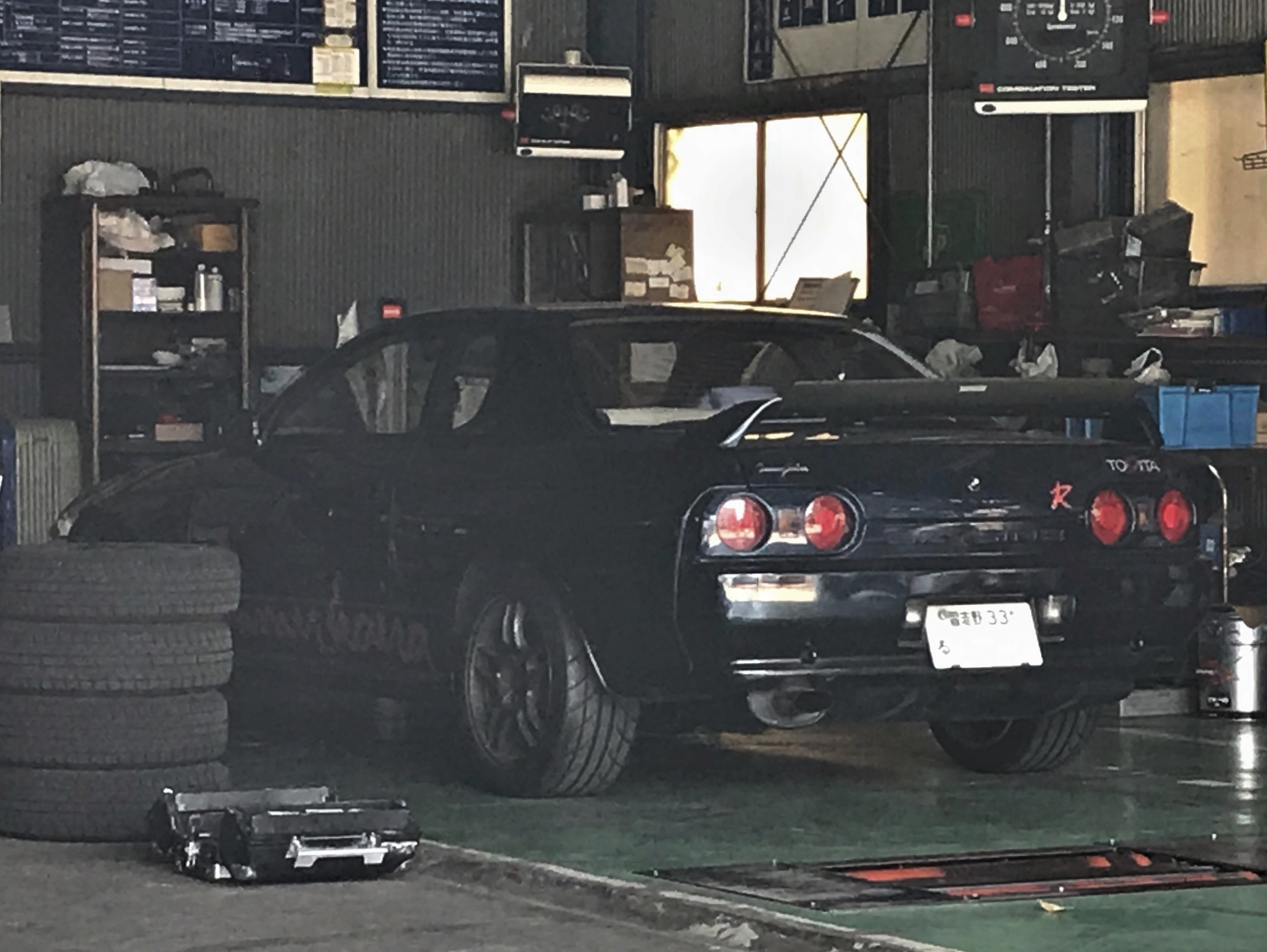 Resort Na Twitteru トミーカイラr R32 見慣れないリアウィングだと思えばトミーカイラのコンプリートカーの32 見づらいけど トミーカイラのデカールも確認できる T Co Uywcsyn8ci Twitter