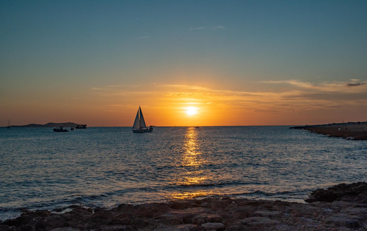Float away and be swept up in the calm vibes as the sun disappears for another evening. β¨ https://t.co/5W1bgVWCkp