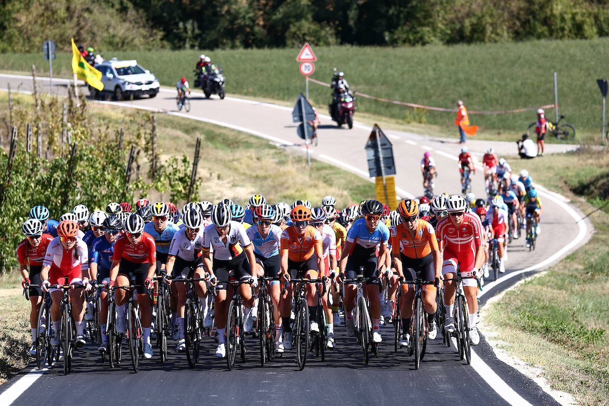 With just over 100km to go, it looks like all our #GBCT ๐ฌ๐ง riders are safely in the peloton with a lone leader 20 seconds off the front.
We've seen a bike change for @ElizzyBanks in the very early stages and some strong work by @AnnaShackley12 on the front in this first 40km ๐ https://t.co/Gzrrc3lsfm