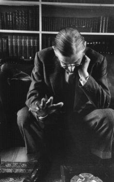 “And I will show you something different from either
Your shadow at morning striding behind you
Or your shadow at evening rising to meet you;
I will show you fear in a handful of dust.” #TSEliot was born #OTD in 1888. @eliotfoundation @TSEliotSocUK @CecileVarry #books #poetry