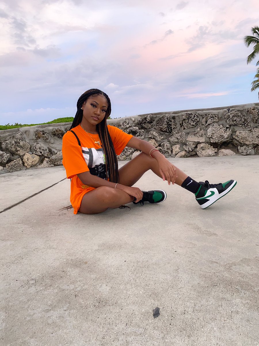 itsalyshaab's tweet photo. even when she chill she still a big deal ✨ https://t.co/CffZYFQ9kG
