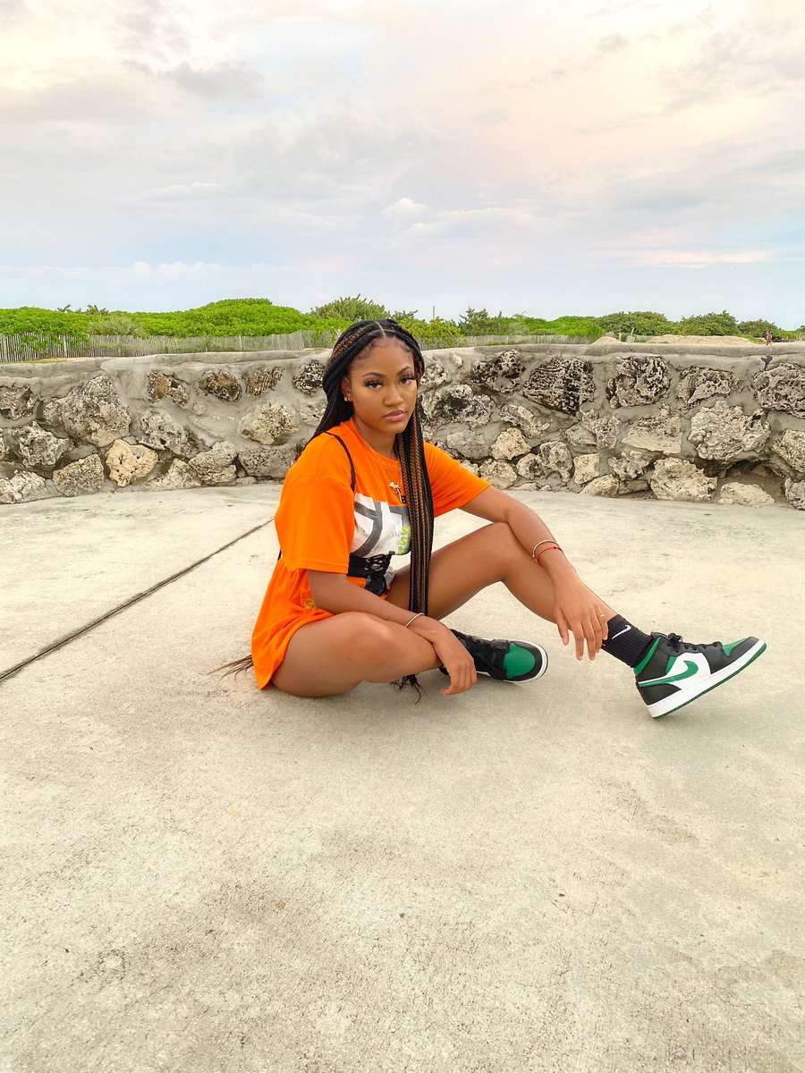 itsalyshaab's tweet photo. even when she chill she still a big deal ✨ https://t.co/CffZYFQ9kG