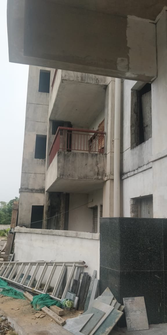 bpradhanodisha's tweet photo. No electric wiring,
No water connection,
No flooring,
No Doors,
No windows.

Still the @bdabbsr feels that the apartments are FIT for occupancy. It has issued the Occupancy Certificate 3 months before this pictures were taken.

@TOIBhubaneswar @Siba_TNIE @JagiPanda @SatpathyLive https://t.co/7gqQdwBnVA