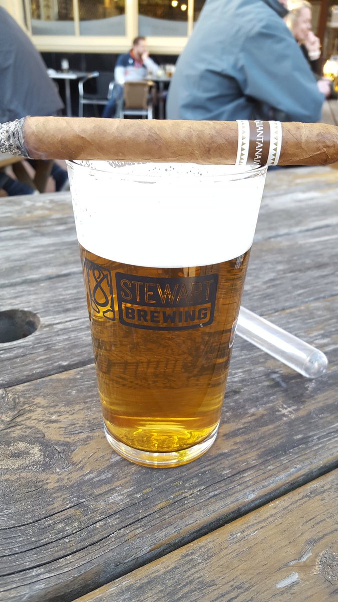 Gentleman_Punk's tweet image. Cigar &amp;amp; pint. Evening sunshine at Wee Bennets #Morningside #Edinburgh #JackBack @StewartBrewing @chaseyerself @thburne #BOTL @CruzinSLC