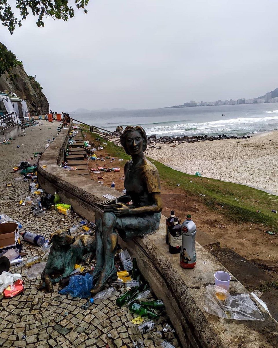 Estátua de Clarice Lispector rodeada de lixo após uma festa no Leme, Rio de Janeiro, na manhã desse sábado, 26 de Setembro de 2020. Fotografia de Célio Albuquerque.