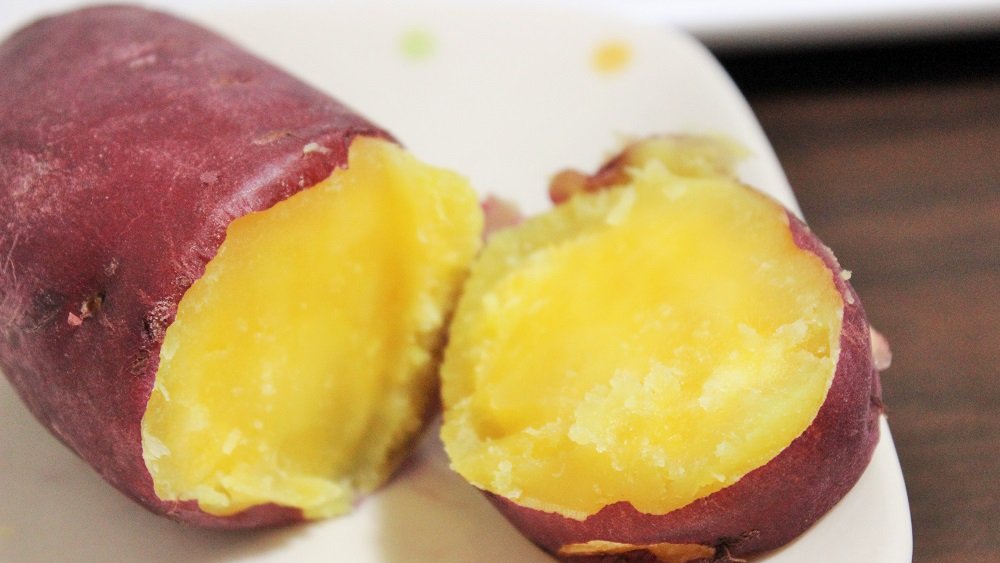 何となく食べたくなってさつまいも( ´ ▽ ` *)

さつまいもはレンチンでもできますが、炊飯器を使うと驚くほど甘く仕上がります🍠

かぶるくらいの水と一緒に炊飯するだけ。
大きい場合は切って耐熱性のポリ袋に入れ、耐熱皿を敷いて乗せて水と一緒に炊飯すればOK！
私はアイラップを使用しました♪