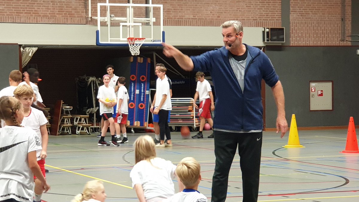 hanspoppelaars's tweet photo. Recht vanuit #NACjps door naar een hele toffe clinic van @Henksports bij de Breda Barons. Gister stond ik nog tegenover 'm bij de recreanten maar dat was 'm niet af te zien 🤭 https://t.co/iKPjlIcTpf