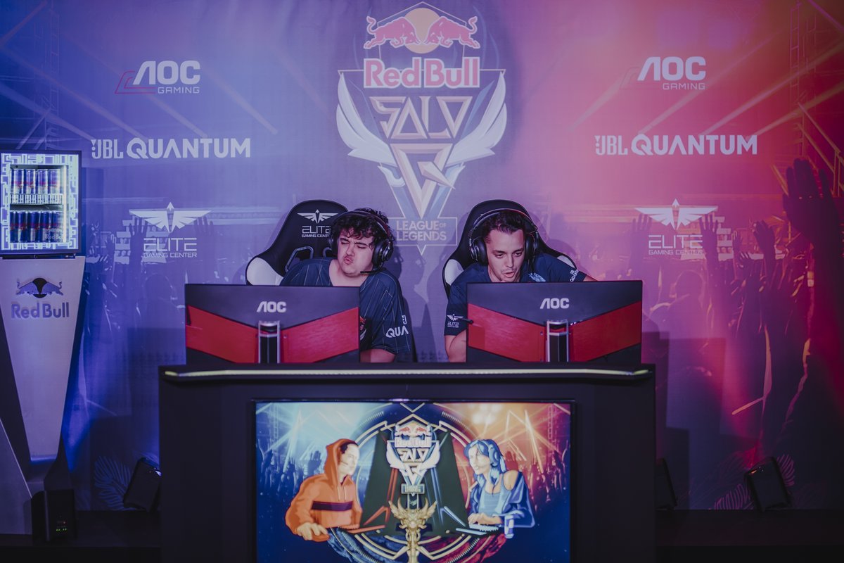 ¡Vaya FINALES #RedBullSoloQ estamos viviendo! 

Queremos dar las GRACIAS a los 3 partners que han confiado en nosotros y han formado un equipo de otro LEVEL. 

GRACIAS a @elitegamingc <a href="/JBLQuantumESP/">JBL Quantum ESP</a> y @AOC_Spain por su currazo, auriculares y esos monitores de locos. 💙