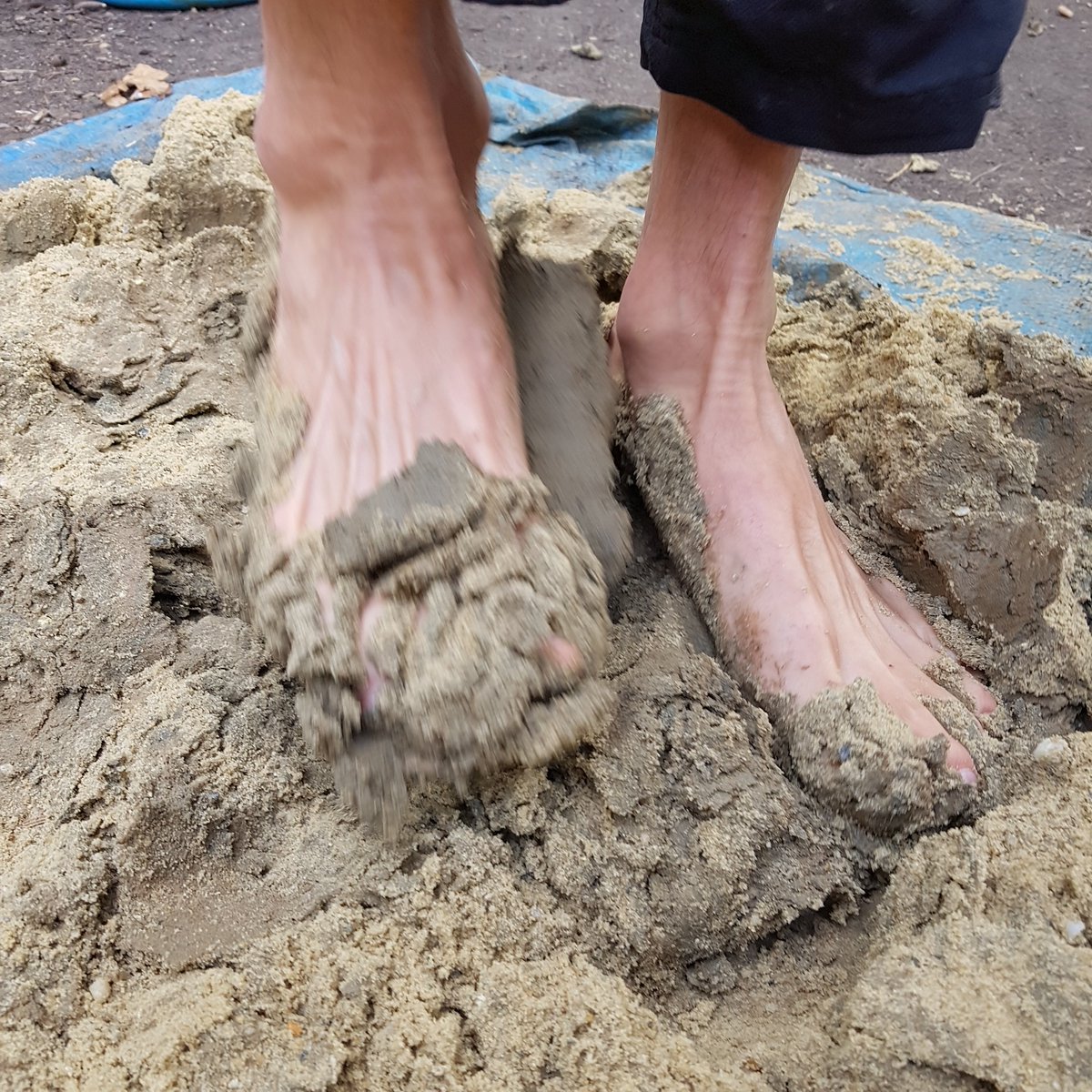 Despite cold windows, working with #Londonclay At #meadoworchard to make #clayrenders was a warm treat