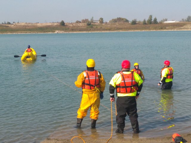 NorthDumfriesFD's tweet image. Department members are once again learning and training. Today is about water rescue. The PPE looks different from the traditional bunker gear firefighters wear. These specialized suits are insulated to keep rescuers warm while in frigid waters. 

#NFPA1006 NFPA1983 #NFPA1670